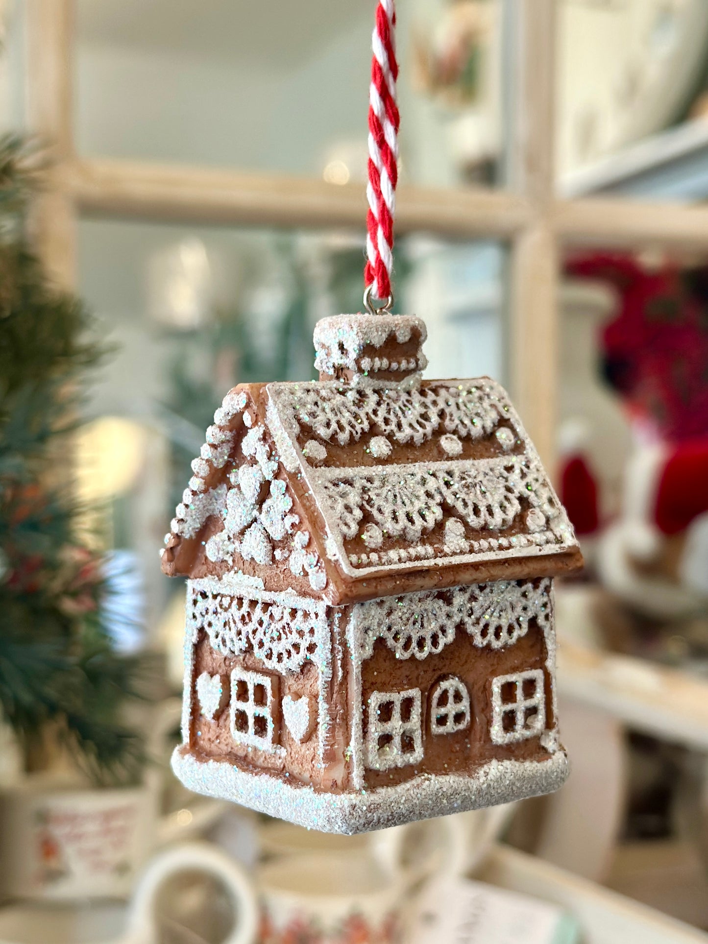 Resin Red/White Gingerbred 'Lace 3D House' christmas